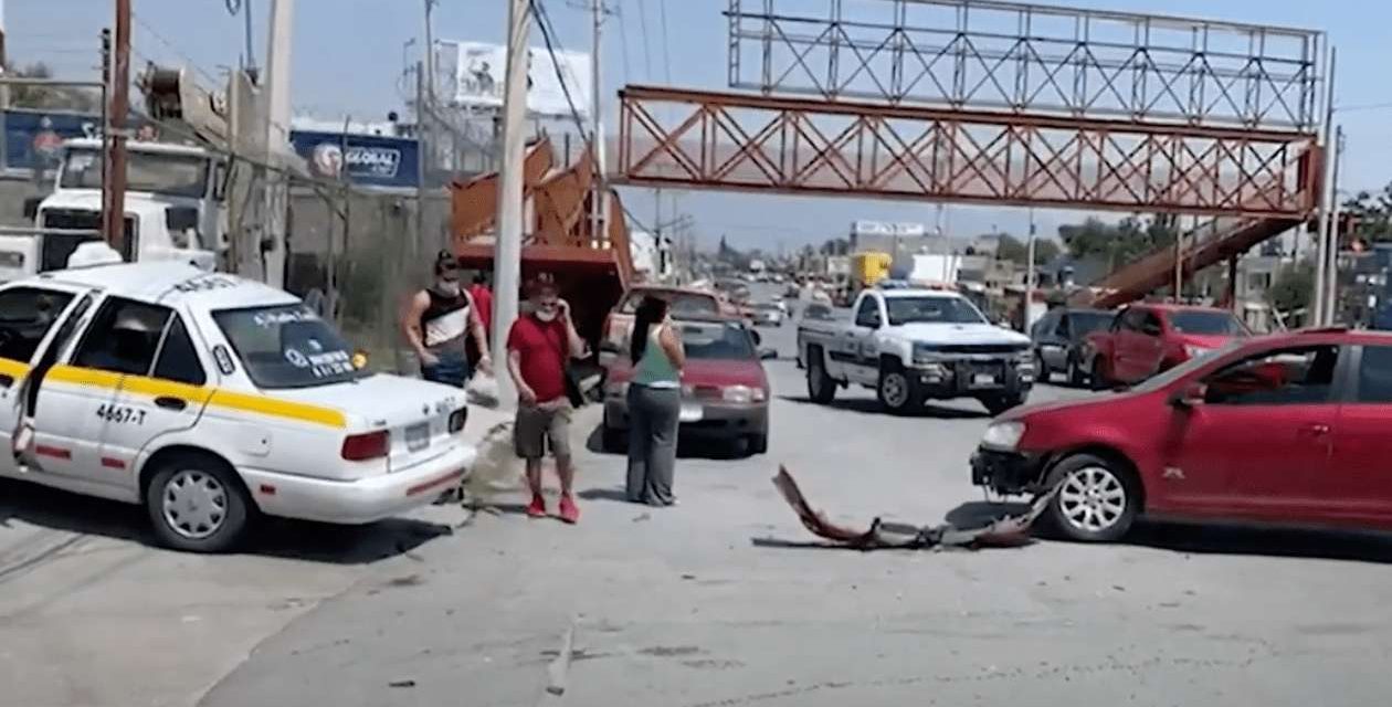 Da vuelta en U y provoca accidente