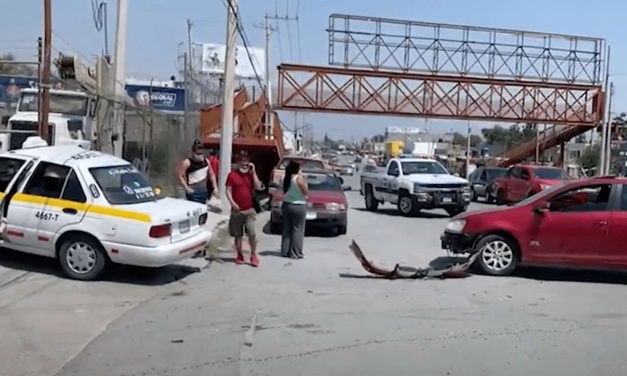 Da vuelta en U y provoca accidente