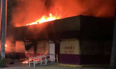 Queman instalaciones del INE en Chiapas presuntos normalistas
