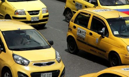 Mujer se arroja de taxi en movimiento para evitar ser violada (Video)