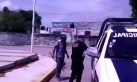 VIDEO «¡Pancho ya cálmate!» Hombre desarma y golpea a policías en Campeche