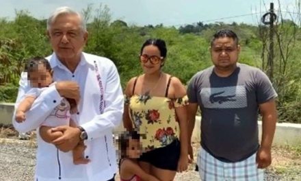 ¿Y la sana distancia? AMLO carga y besa a un bebé durante gira