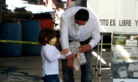 Emite su voto Chema Morales