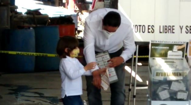 Emite su voto Chema Morales