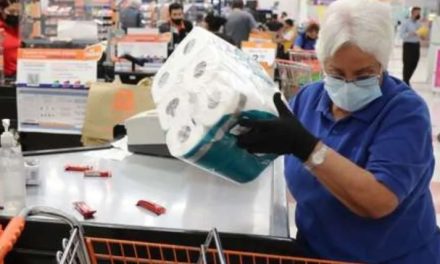 Walmart cierra las puertas a adultos mayores, ya no podrán trabajar como «cerillitos»
