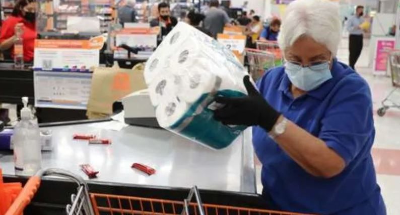 Walmart cierra las puertas a adultos mayores, ya no podrán trabajar como «cerillitos»
