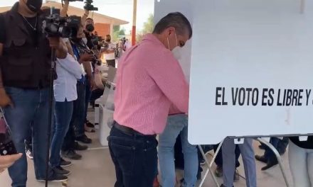 Emite su voto el gobernador de Coahuila Miguel Ángel Riquelme Solís
