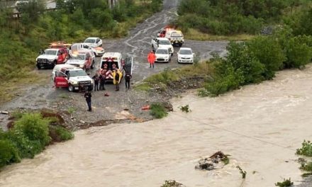 VIDEO. Quedan atrapados en río Santa Catarina