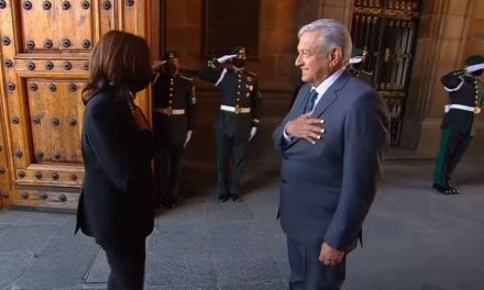 «¡Mucho gusto!»: AMLO recibe en Palacio Nacional a Kamala Harris