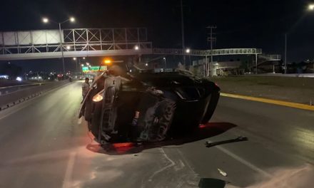 Choca y vuelca a exceso de velocidad en Fundadores