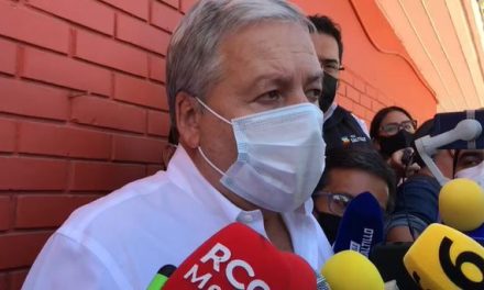 Vota Chema Fraustro tras una hora de hacer fila