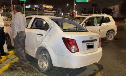 Se pasa rojo y su hijo termina lesionado en choque en Saltillo