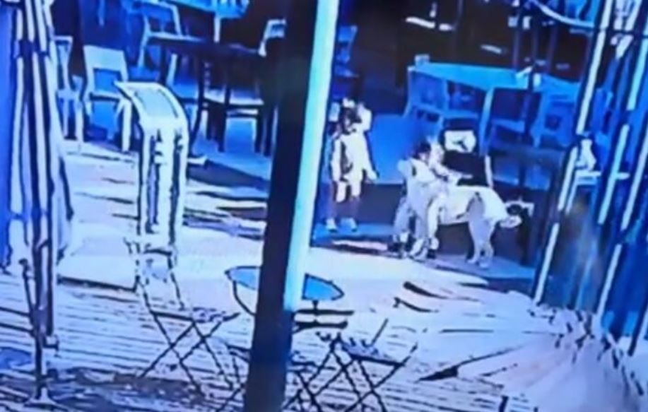 VIDEO. Padre mata a perrito para «salvar» a su hijo y crea polémica