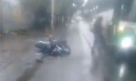 VIDEO. Motociclista sale proyectado tras choque y se «clava» en combi en CDMX