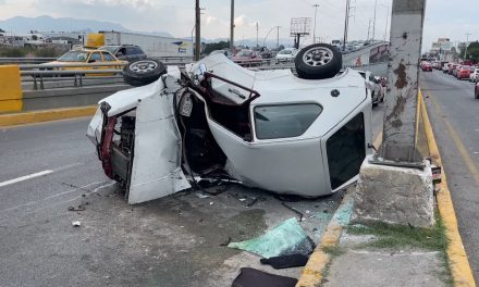 ¡Sobrevive de milagro! vuelca su auto en Valle Dorado Saltillo