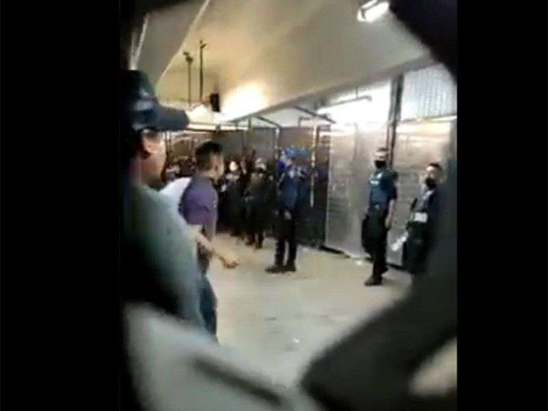 Se arma batalla campal en el Metro Pantitlán (Video)