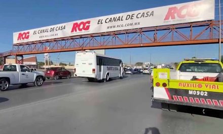 La atropellan debajo de puente peatonal