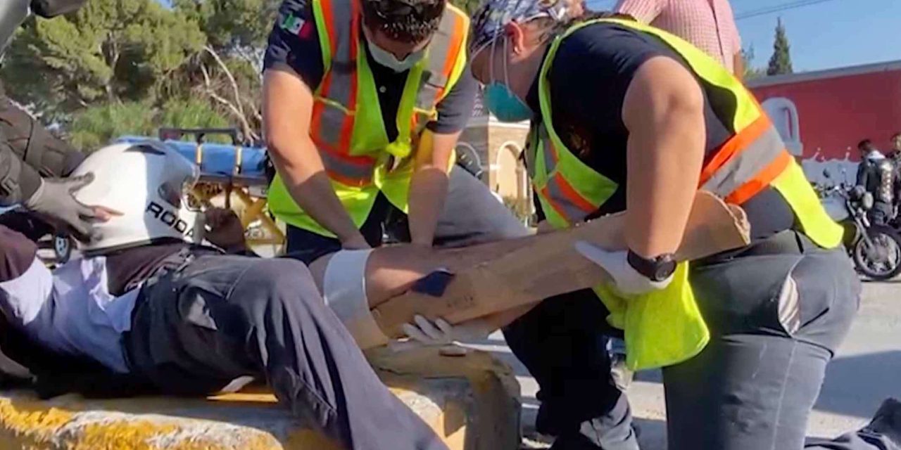 Trabajador cae de su motocicleta, termina con probable fractura