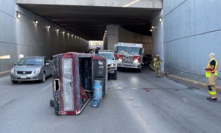 Volcadura en periférico deja menor lesionado