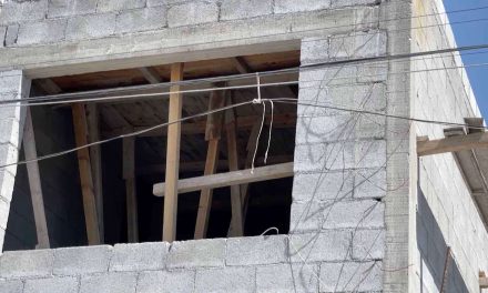 Fue trasladado con quemaduras a un hospital tras descarga eléctrica.