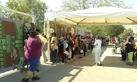 Denuncian desorganización en proceso de vacunación en Torreón