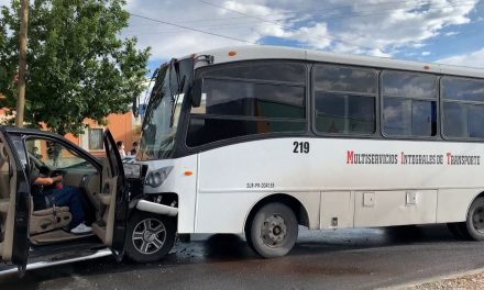 Se enseñaba a manejar y choca con transporte en Saltillo