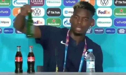 Pogba hace un ‘Cristiano Ronaldo’ y retira una cerveza en conferencia de prensa