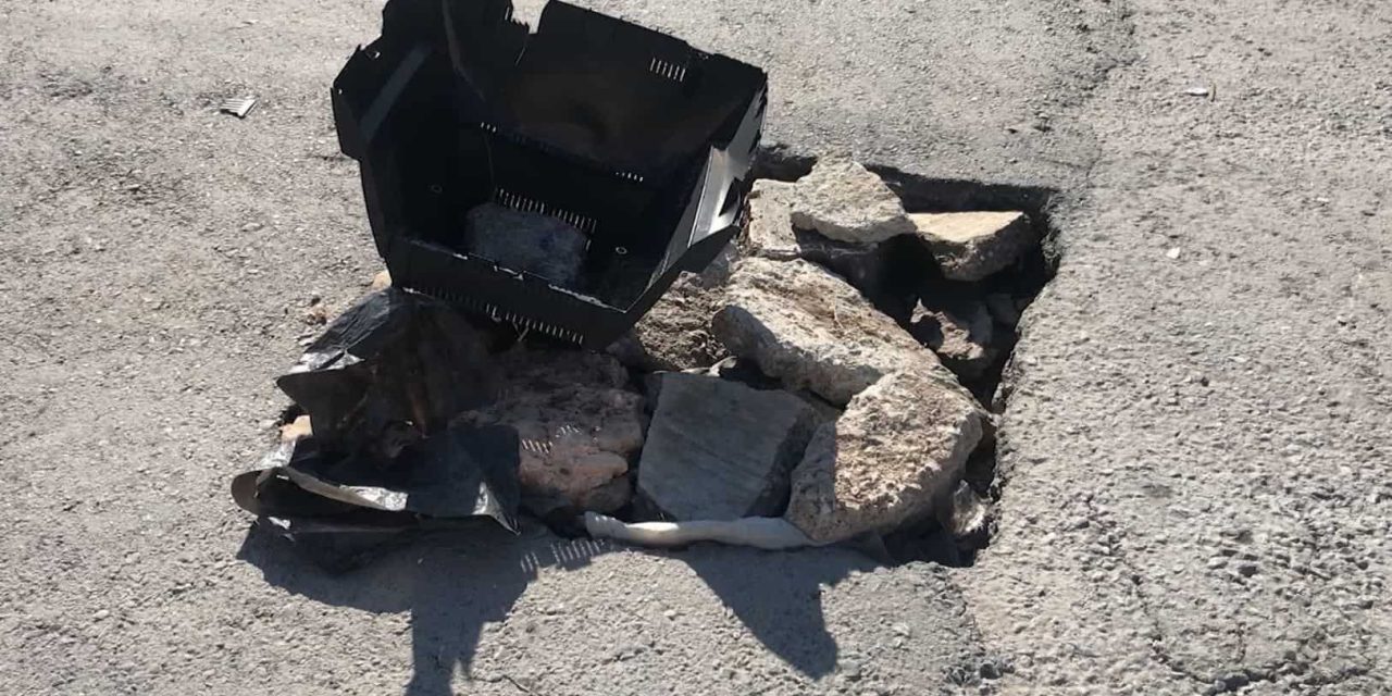 Vecinos tapan bache con piedras en Saltillo