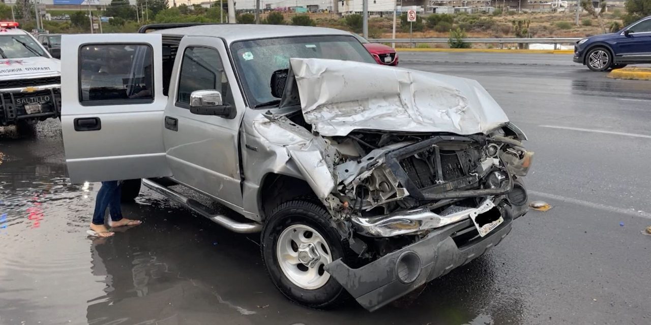 Menor de edad a exceso de velocidad choca con transporte en Saltillo