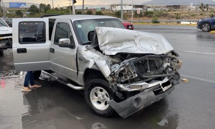 Menor de edad a exceso de velocidad choca con transporte en Saltillo
