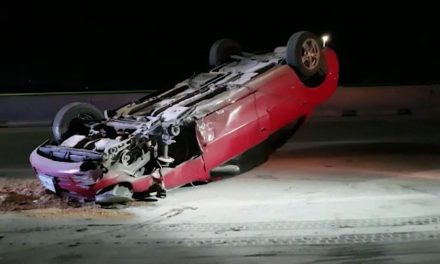 Abandona su vehículo tras volcar, sus amigos lo ayudan en Saltillo