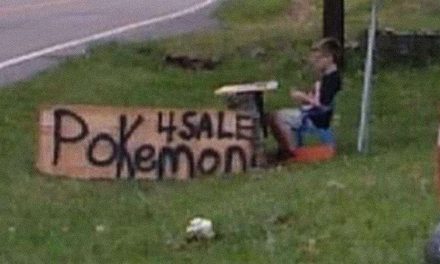 Niño vende su colección de cartas de Pokemon para salvar a su perro y recibe un regalo inolvidable