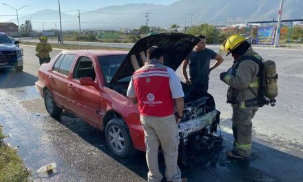 Se incendia su auto por corto circuito en Saltillo