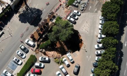 VIDEO. Socavón se «traga» autos en estacionamiento en Jerusalén