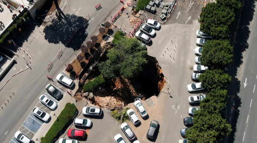 VIDEO. Socavón se «traga» autos en estacionamiento en Jerusalén