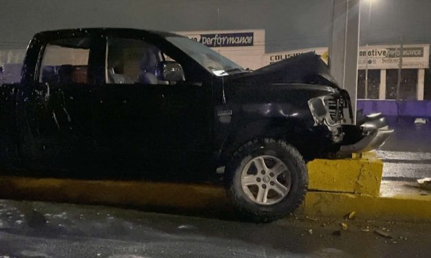 Conductor se estrella contra señalamiento bandera. Perdió el control debido al pavimento húmedo