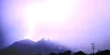 VIDEO. Tormenta eléctrica y fuertes vientos despiertan a Monterrey
