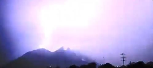 VIDEO. Tormenta eléctrica y fuertes vientos despiertan a Monterrey