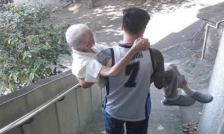 Baja 300 metros con su abuelito en brazos para que reciba vacuna en Taiwán