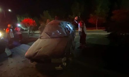 Joven salva la vida tras aparatosa volcadura en Saltillo