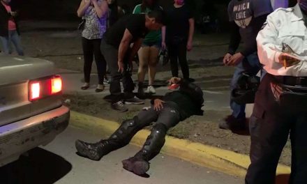 Auto derriba a motociclista en Saltillo