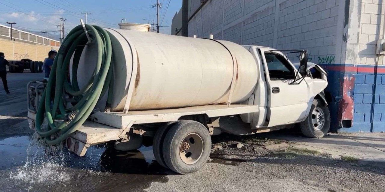 Conductor ebrio estrella pipa de agua se contra bodega en Saltillo