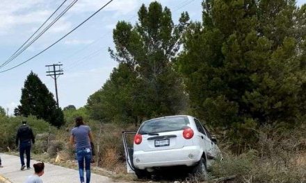 Mujer pierde el control y se vuelca en la Calzada Antonio Narro
