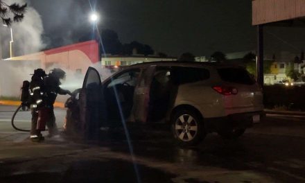 Arde camioneta en Saltillo mientras ingresaba a gasolinera