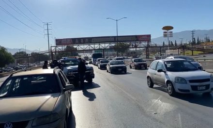 Mujer intentaba cruzar bulevar por debajo de un puente peatonal y la atropellan en Saltillo