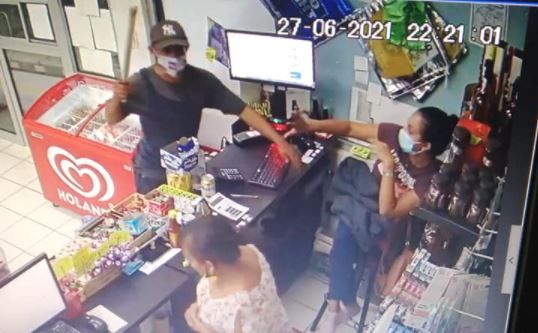VIDEO: ¡Asalta tienda con un palo!