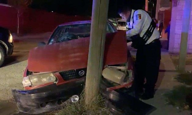 Chocan contra poste tras intentar robar un taxi en Saltillo