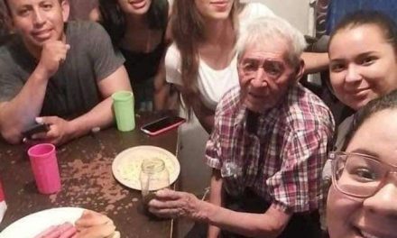 Adoptan a abuelito centenario que vivía bajo un árbol en Torreón