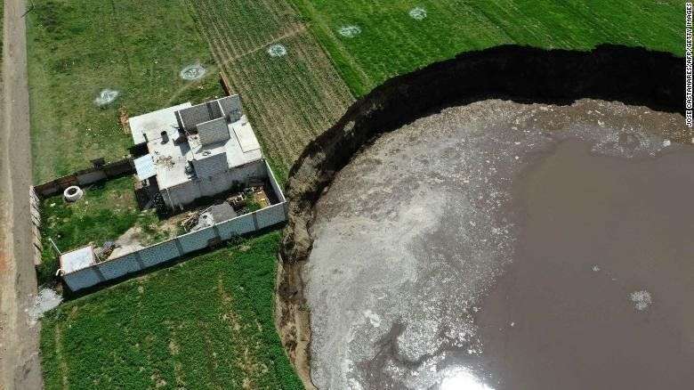 Socavón en Puebla a punto de ‘comerse’ una casa