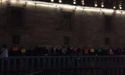 Protestan campesinos y trabajadores de Notimex en Palacio Nacional